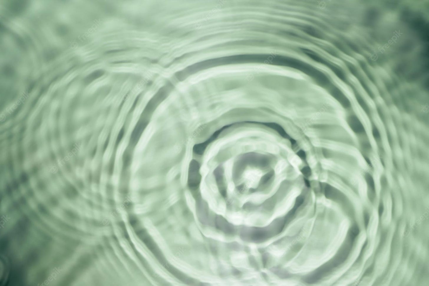 Gel de agua verde transparente ondulado desenfocado con círculos  concéntricos en expansión en la superficie de una gota caída con olas |  Foto Premium