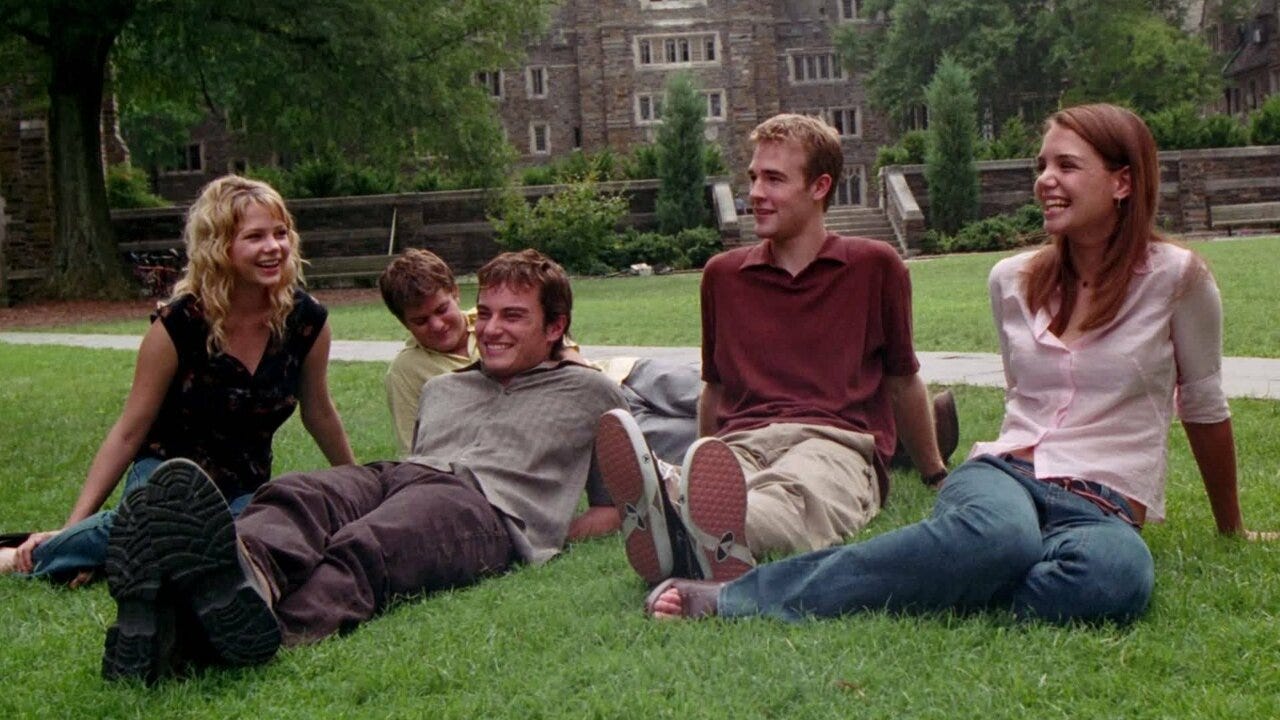 Photo de la série Dawson où tous les personnages principaux sont assis sur la pelouse d'un campus