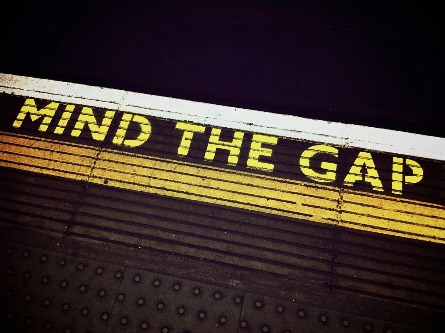 Platform edge and the text Mind the Gap