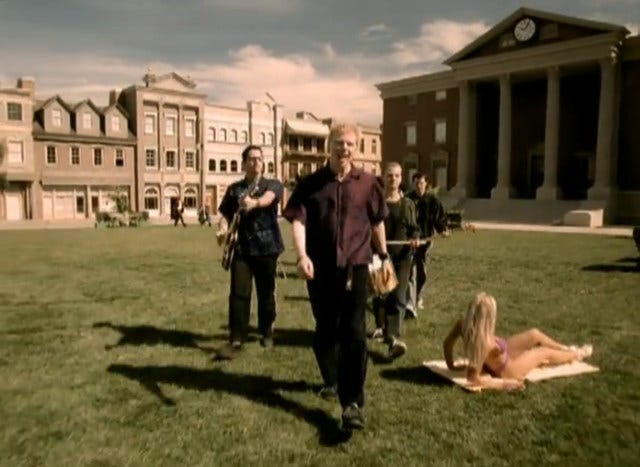 W 2001 roku przed gmachem sądu teledysk "Why Don't You Got a Job" kręcił zespół The Offspring. Jak widać wskazówka zegara wciąż wskazuje godzinę uderzenia pioruna.