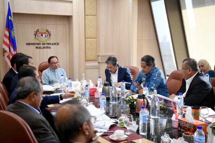 Prime Minister Datuk Seri Anwar Ibrahim chairs the discussion on the country’s economy in Putrajaya. Among those in attendance are former Finance Minister II Datuk Seri Johari Ghani and former Health Minister Khairy Jamaluddin. - Pic credit Facebook anwaribrahimofficial