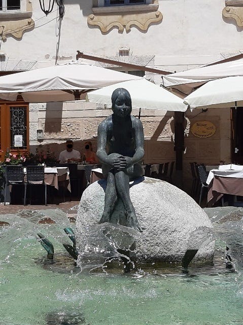 Mignon, a girl sculpted on a fountain in Riva del Garda by Aroldo Pignattari