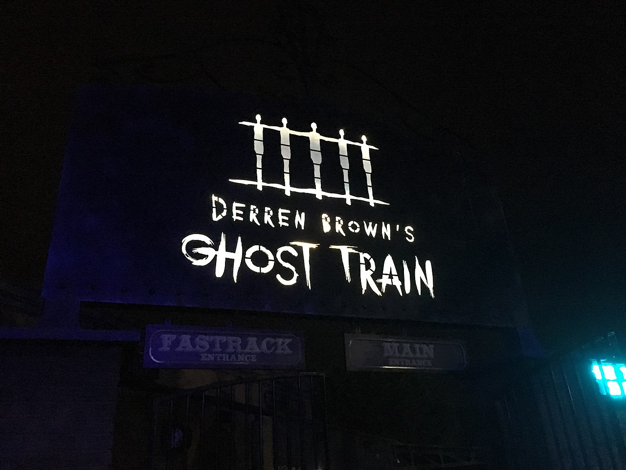 https://upload.wikimedia.org/wikipedia/commons/thumb/5/5e/Derren_Brown%27s_Ghost_Train_.jpg/1280px-Derren_Brown%27s_Ghost_Train_.jpg