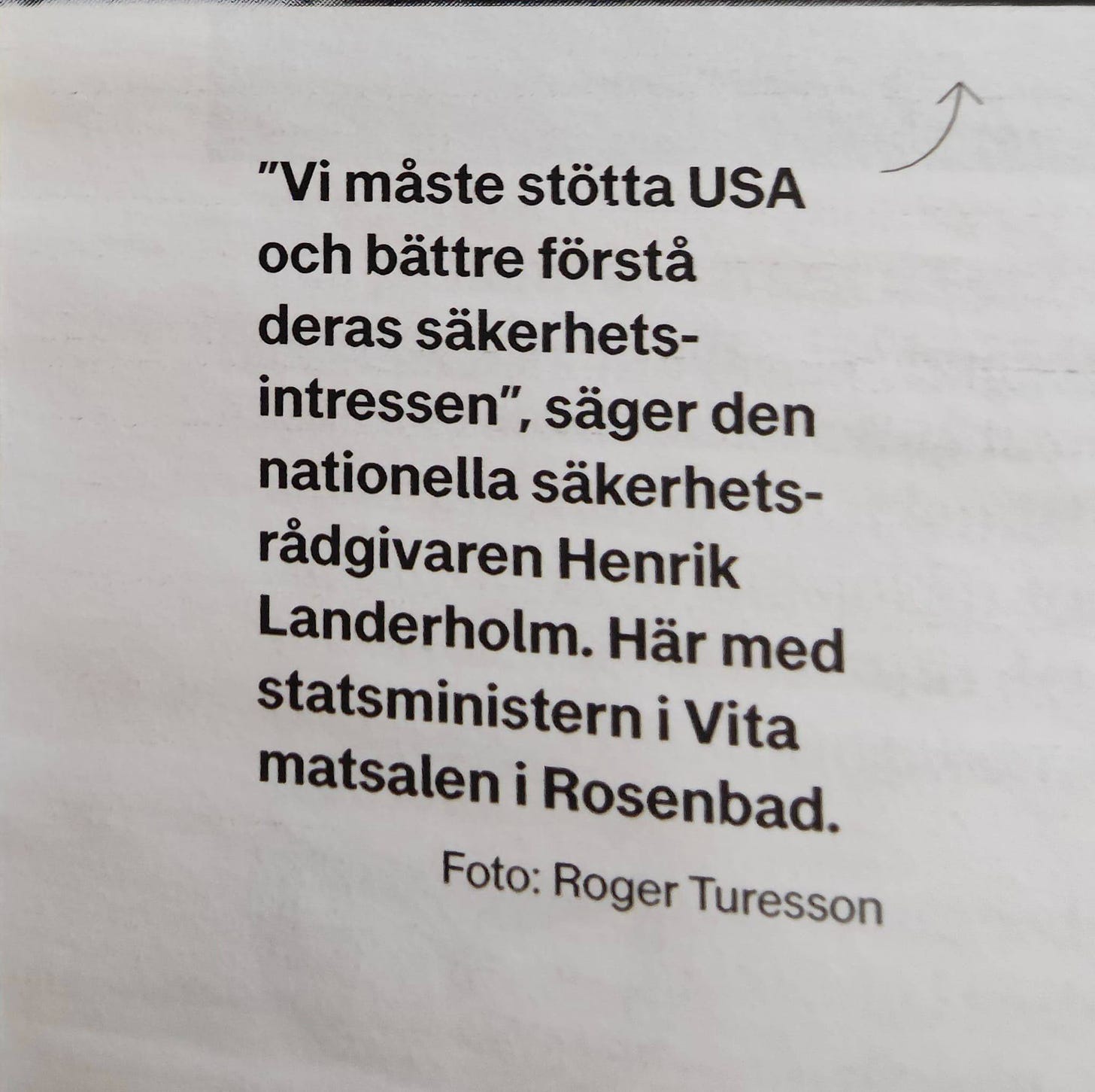 Kan vara en bild av text där det står ”"Vi maste stötta USA och bättre förstå deras säkerhets- intressen", säger den nationella säkerhets- rảdgivaren Henrik Landerholm. Här med statsministern i Vita matsalen i Rosenbad. Foto: Roger Turesson”