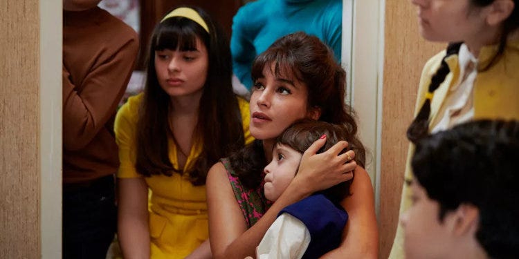 Screen du film Ma mère, Dieu et Sylvie Vartan où on voit Leïla Bekhti serrer Roland contre elle