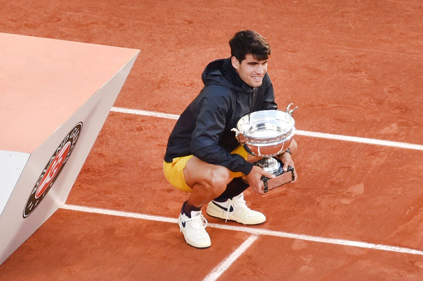 File:Carlos Alcaraz - Vainqueur Roland Garros 2024.jpg - Wikimedia Commons