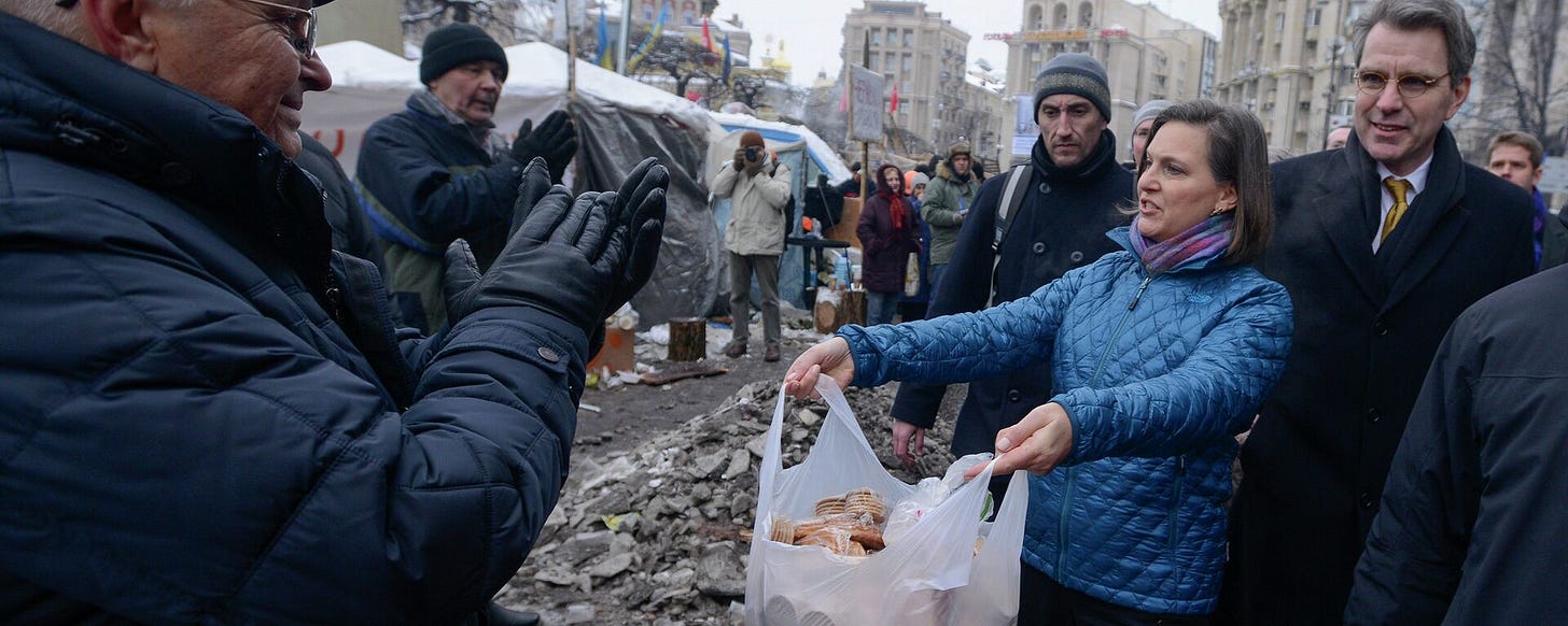 U.S. Assistant Secretary for European and Eurasian Affairs Victoria Nuland and Ambassador to Ukraine Geoffrey Pyatt, offering cookies and (behind the scenes) political advice to Ukraine's Maidan activists and their leaders. - Sputnik International, 1920, 05.02.2025