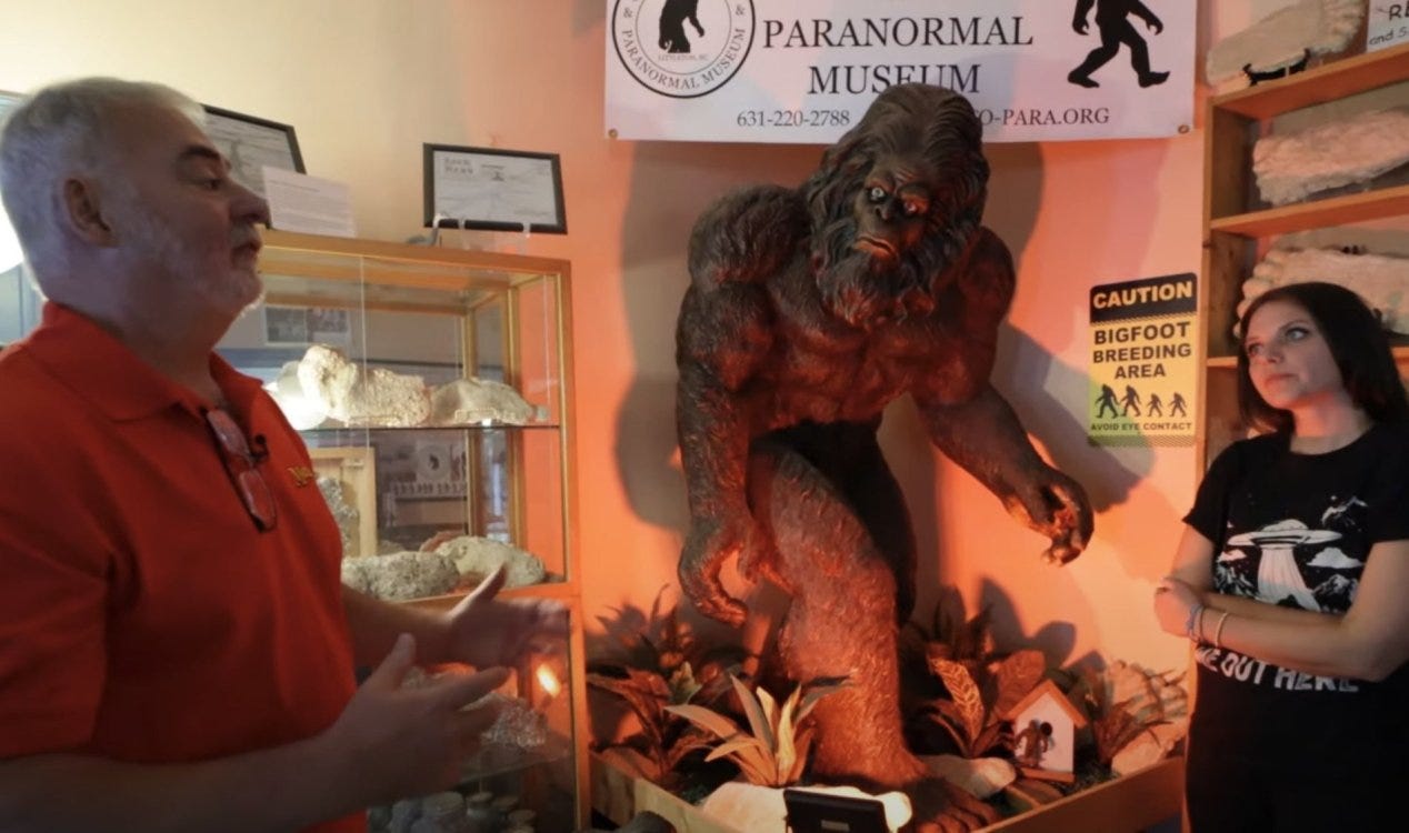 Bonecos assombrados cumprimentam os visitantes no museu do terror na Carolina do Norte. Bonecos assombrados cumprimentam os visitantes no museu do terror na Carolina do Norte.