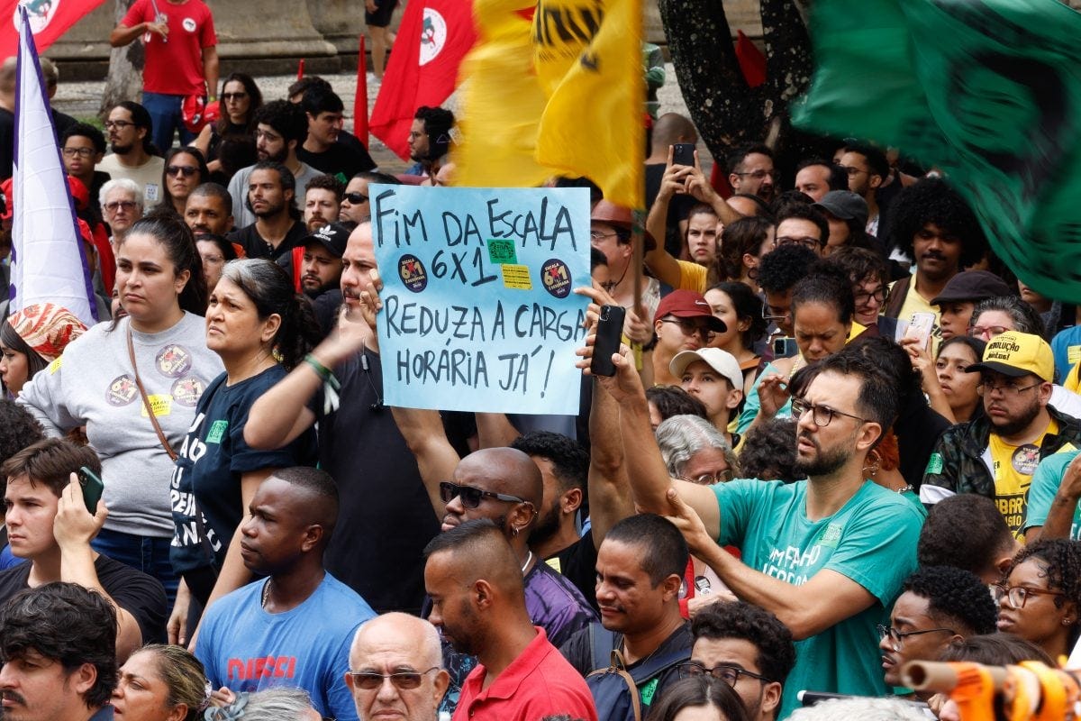 Imagem de uma manifestação pelo fim da jornada 6x1