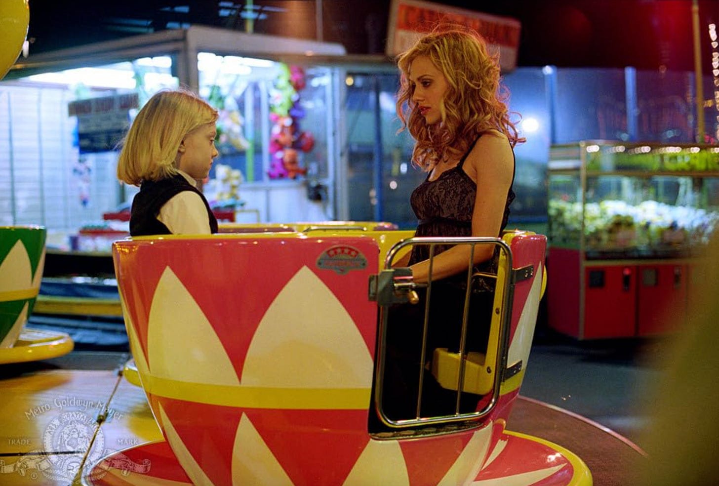 Dakota Fanning as Ray and Brittany Murphy as Molly in the Uptown Girls teacup ride scene.