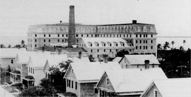 Royal Palm Cottage row with the Royal Palm Hotel in the background in 1910.