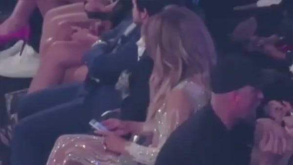 jlo on phone while mariah carey sings at billboard music awards 2015 gossip