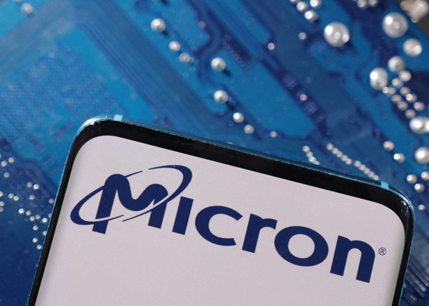 Memory chipmaker Micron expects revenue drop, expects AI to boost sales in  2025 | Reuters