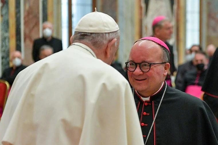Ferenc pápa segédje szerint a római katolikus egyháznak lehetővé kell tennie a papok házasságkötését