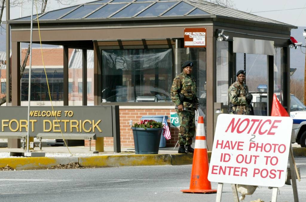 Két katona őrködik 2002. február 25-én a marylandi Frederick állambeli Fort Detrick főkapujánál, ahol az Egyesült Államok Hadseregének Fertőző Betegségek Orvosi Kutatóintézete található.