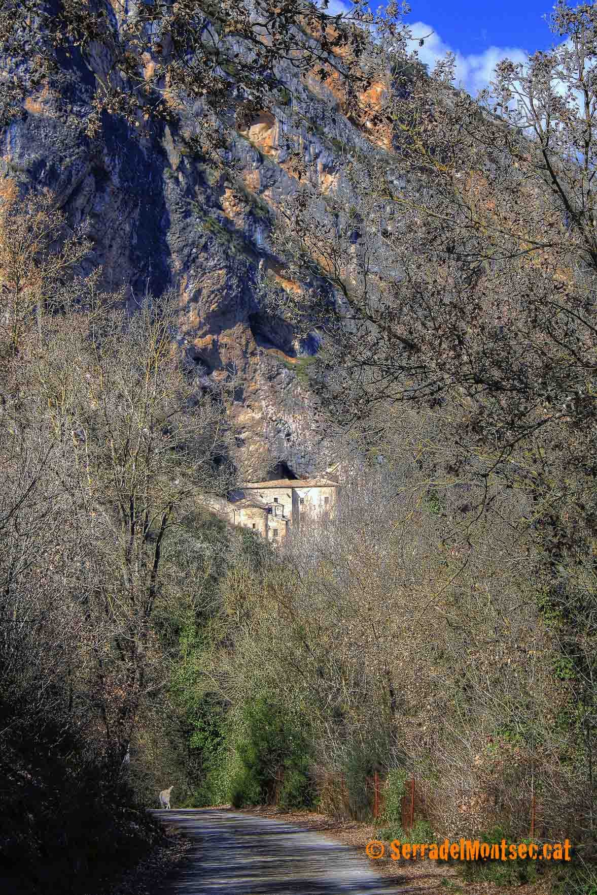 El Santuari de la Mare de Déu del Salgar se situa en un congost espectacular del riu Segre, ple de coves i balmes, en el meandre que rodeja el Puig d'Antona, entre Artesa de Segre i Foradada. Montsec de Rúbies o de Meià. La Noguera, Lleida. Catalunya. El Santuari de la Mare de Déu del Salgar se situa en un congost espectacular del riu Segre, ple de coves i balmes, en el meandre que rodeja el Puig d'Antona, entre Artesa de Segre i Foradada. Montsec de Rúbies o de Meià. La Noguera, Lleida. Catalunya.