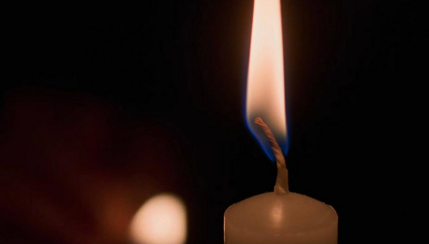 A candle flickering at the beginning of Schindler’s list and a rare moment of color within the black and white movie / Universal Pictures