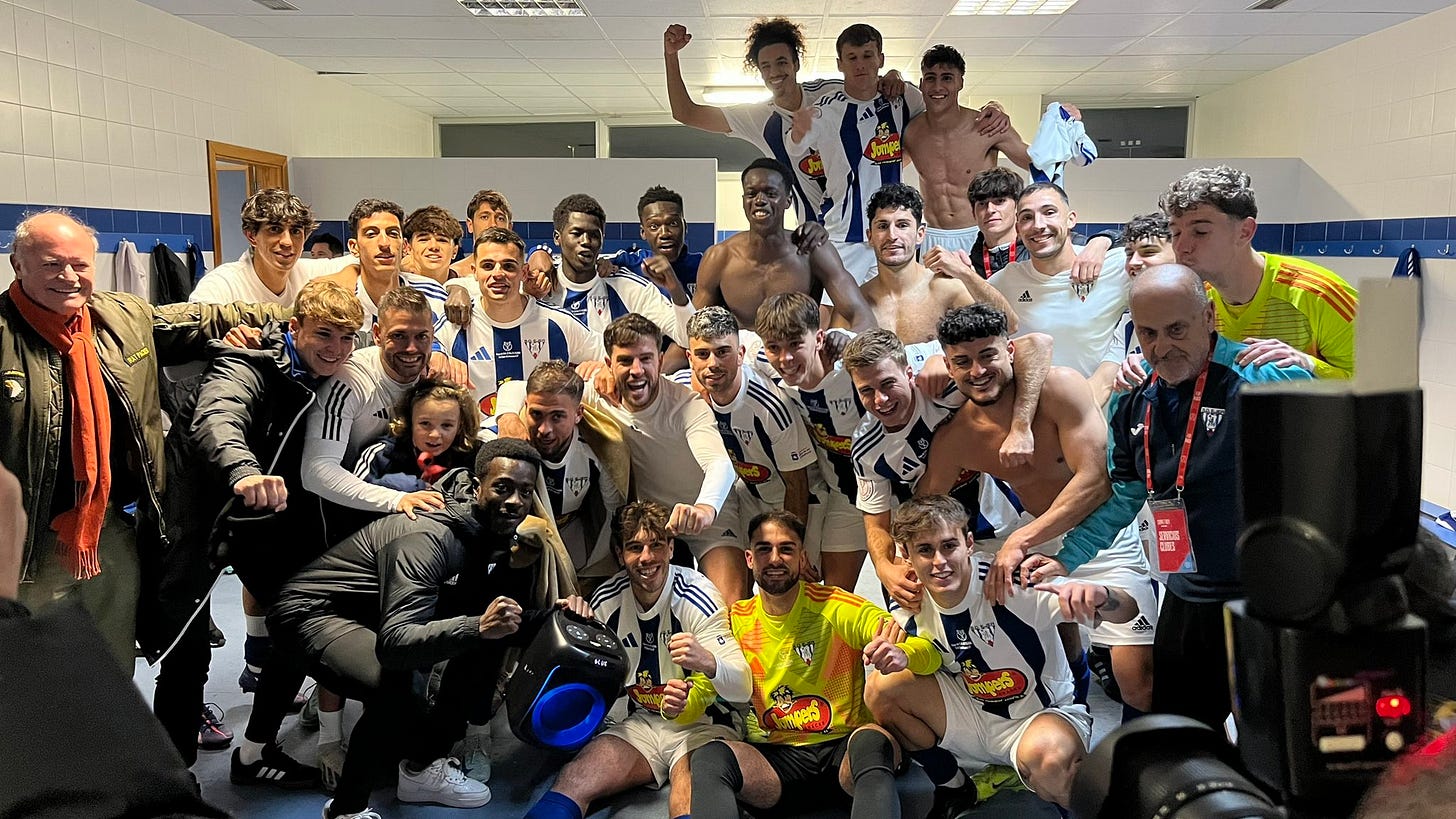 Los jugadores del Ejea celebran la clasificación para la siguiente ronda