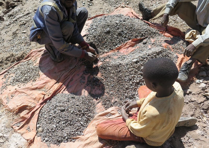 Le travail des enfants derrière la production de smartphones et de voitures  électriques