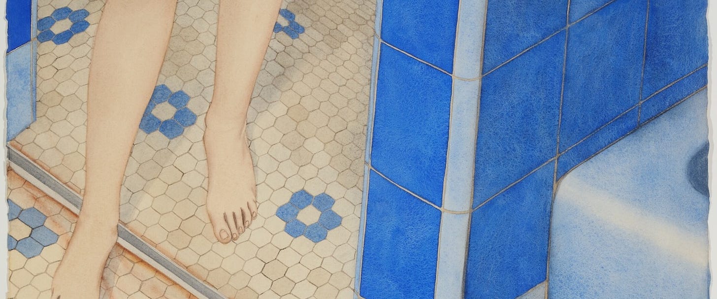 Descrição da imagem: Pernas de uma mulher, vestindo roupa até os joelhos, pisam em ladrilhos bege com detalhes em azul, enquanto paredes laterais têm azulejos azuis escuros