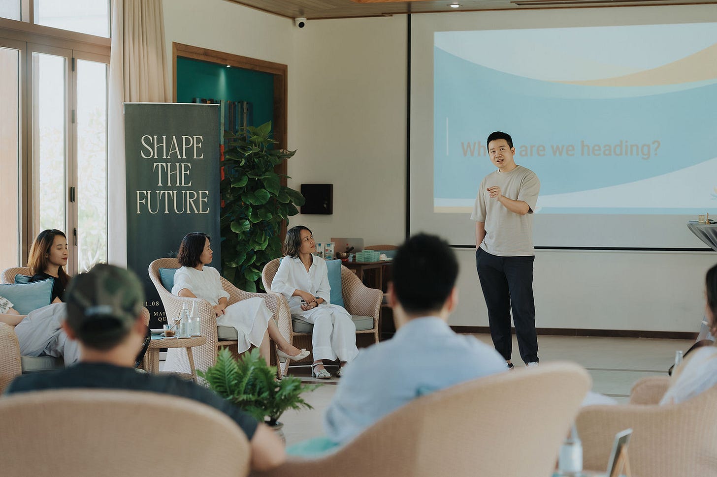 Một buổi thuyết trình về ghi nhận nhân viên do một người đàn ông dẫn dắt trước nhóm người tham dự.