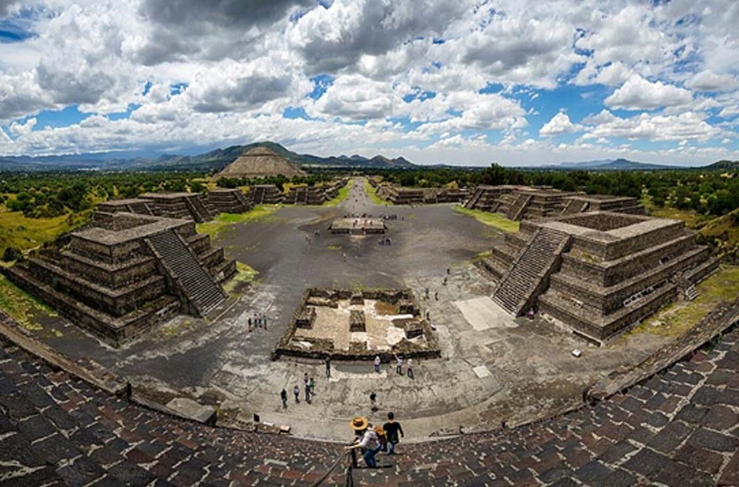 Panoramic view from the summit of the Pyramid of the Moon, with the Pyramid of the Sun on the far left (Rene Trohs /  CC BY-SA 4.0)