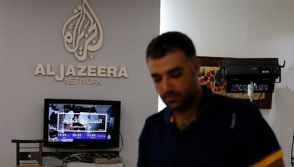 Empleados de la cadena de noticias y canal de televisión Al Jazeera, con sede en Qatar, en su oficina de Jerusalén, el 31 de julio de 2017. (Foto de AHMAD GHARABLI / AFP)