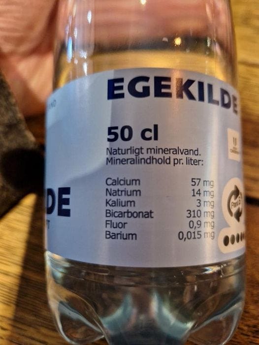 Kan være et billede af tekst, der siger "EGEKILD 50 50cl cl Min Naturligt mineralvand. liter: Calcium Natrium Kalium Bicarbonat Fluor Barium DE 57 mg 14 mg 3 mg 310 mg 0,9 mg 0,015mg"