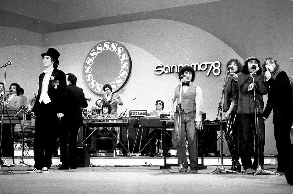 Le geometrie sinuose del palco di Sanremo 1978 fanno da sfondo alla storica performance di Rino Gaetano. Foto: Archivio Ragazzi di Strada.