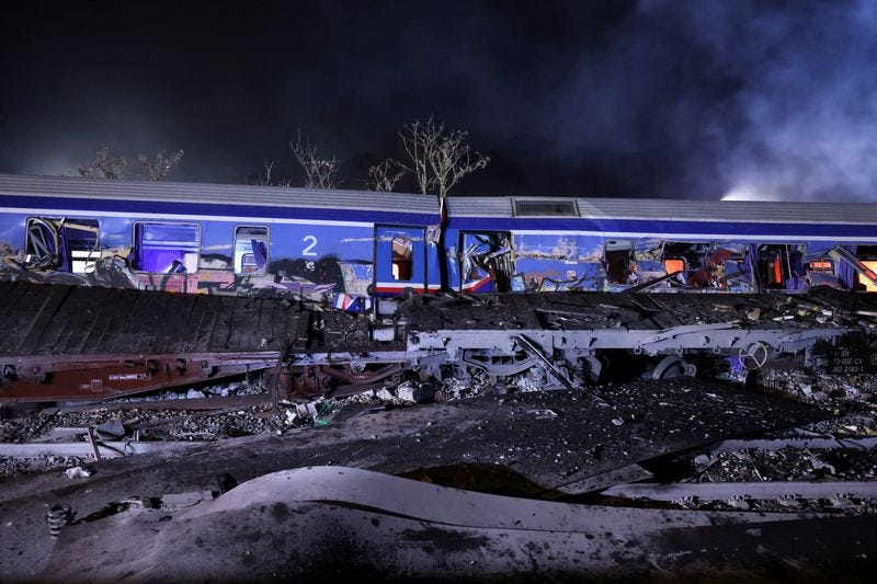 La colisión de dos trenes en Grecia deja al menos 32 muertos y 85 heridos -  Infobae