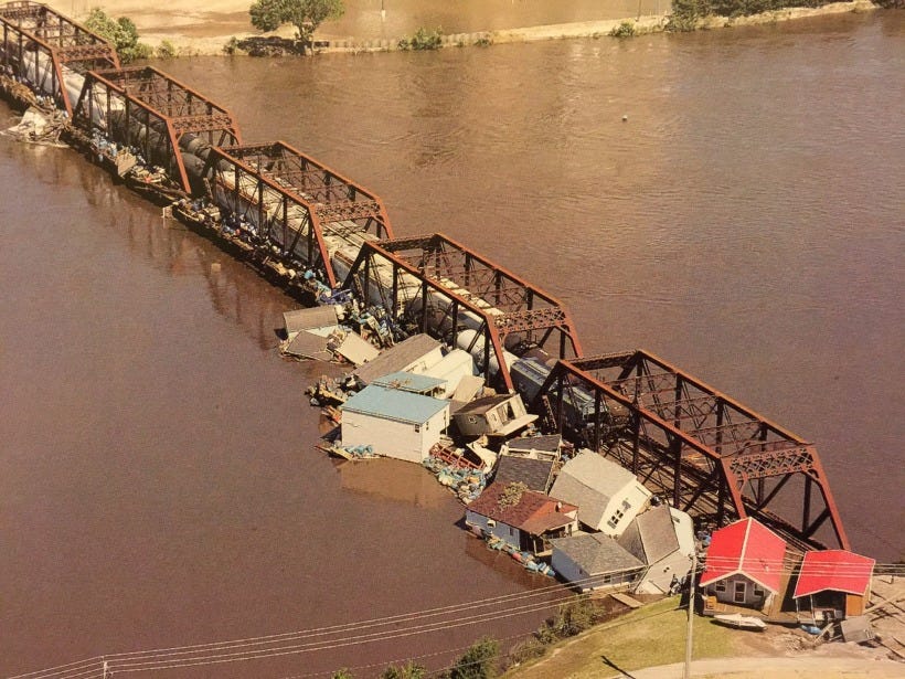 houseboats crashed into a railroad bridge across the Cedar River in 2008, photo by Cedar Rapids Gazette