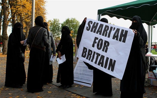 Muslimit ovat jatkuvasti vaatineet tyttöihin kohdistuvan islamilaisen kunniaväkivallan pyhittävän sharia-lain normalisoimista Isossa-Britanniassa.