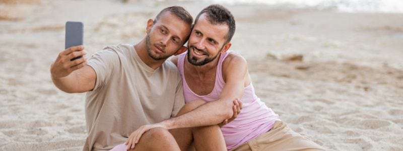 Gay pár na pláži.