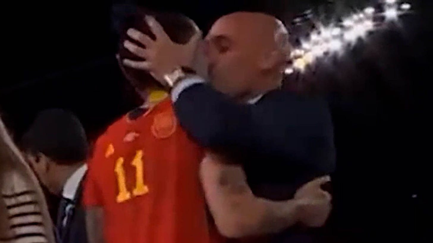 No me ha gustado, eh”: el polémico beso en la boca de Rubiales a Jenni  Hermoso en la celebración España tras ganar el Mundial - Infobae