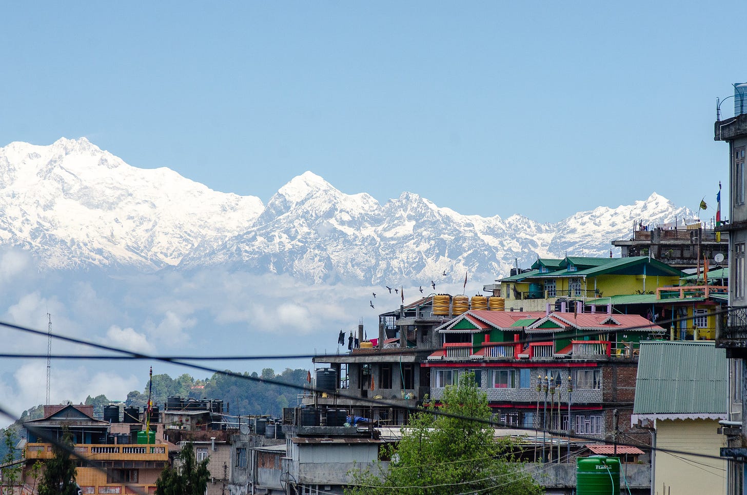 ID: Downtown Darjeeling with snowy mountains in the background