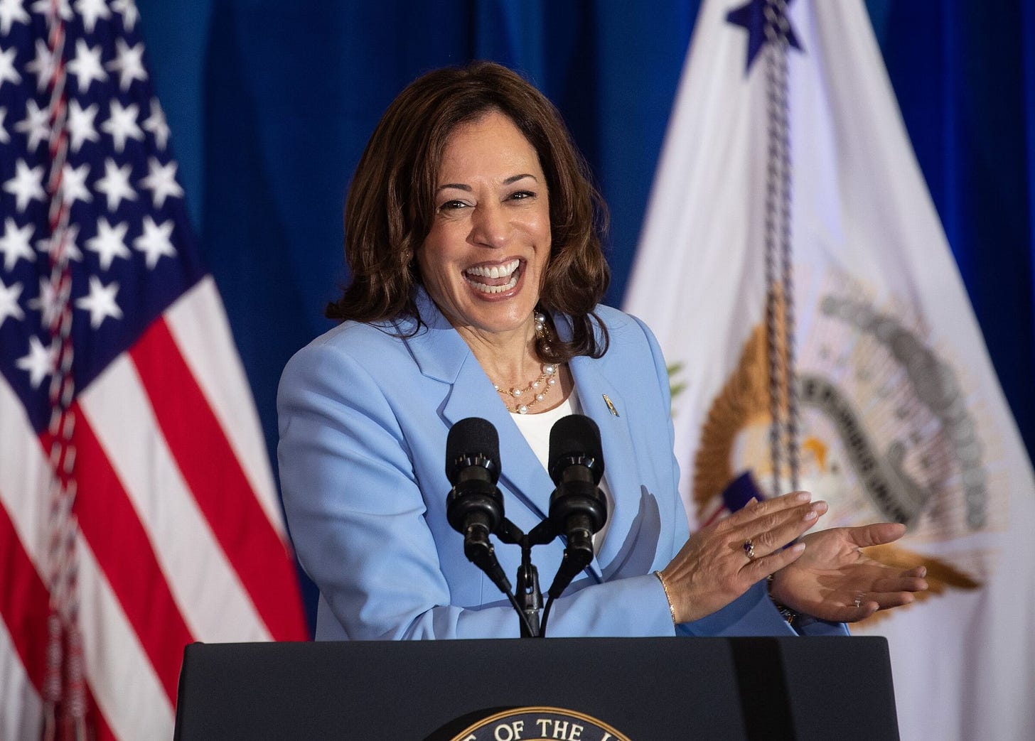 Temp check' shows Kamala Harris with 80% support among WA delegates | The  Seattle Times