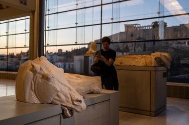 Fragmentos voltaram para a origem de onde foram esculpidos; Museu da Acrópole tem vista para Partenon