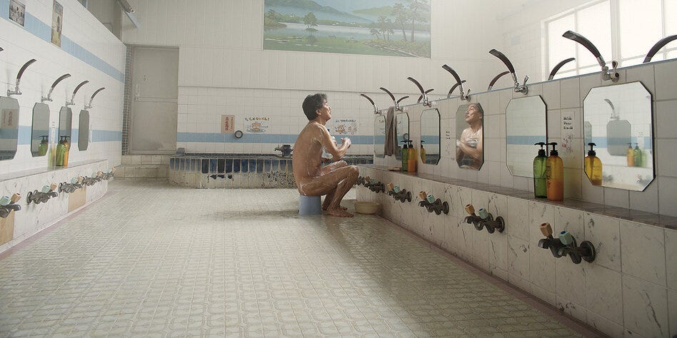 Film „Perfect Days“ von Wim Wenders: Schattenspiel auf der Toilettenwand -  taz.de