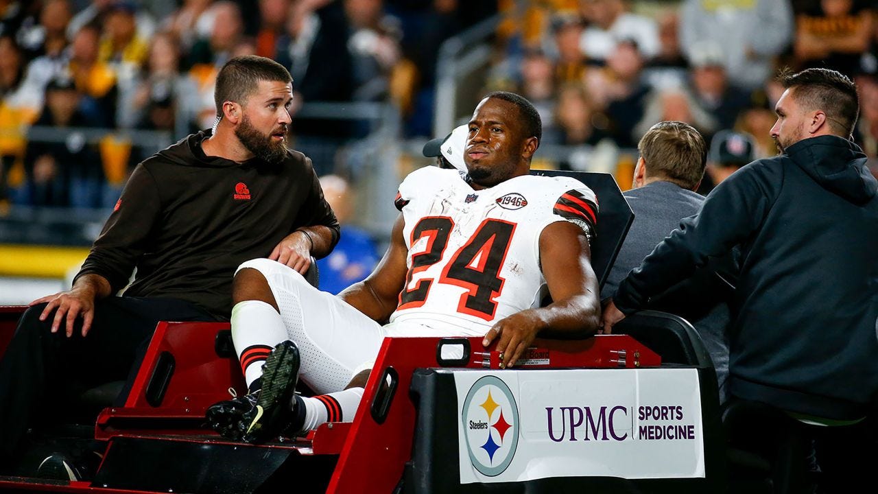Nick Chubb: Cleveland Browns running back carted off the field after knee  injury | CNN
