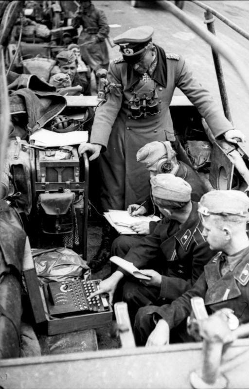Inventada por Arthur Scherbius antes de la guerra, los alemanes usaban la máquina Enigma para codificar los mensajes que se enviaban durante la Segunda Guerra Mundial. En la imagen se puede ver como unos soldados preparan el envío de una información en un vehículo blindado bajo la supervisión del general Heinz Guderian. 