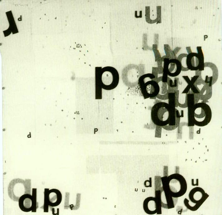 Imagem da obra Sem título, de 1973, de Mira Schendel, em que há um fundo claro com diversas letras pretas espalhadas, algumas sobrepostas.