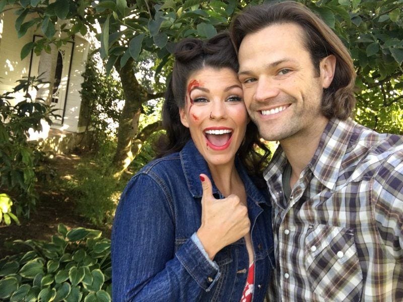 sarah troyer with jared padalecki supernatural movie tv tech geek interview