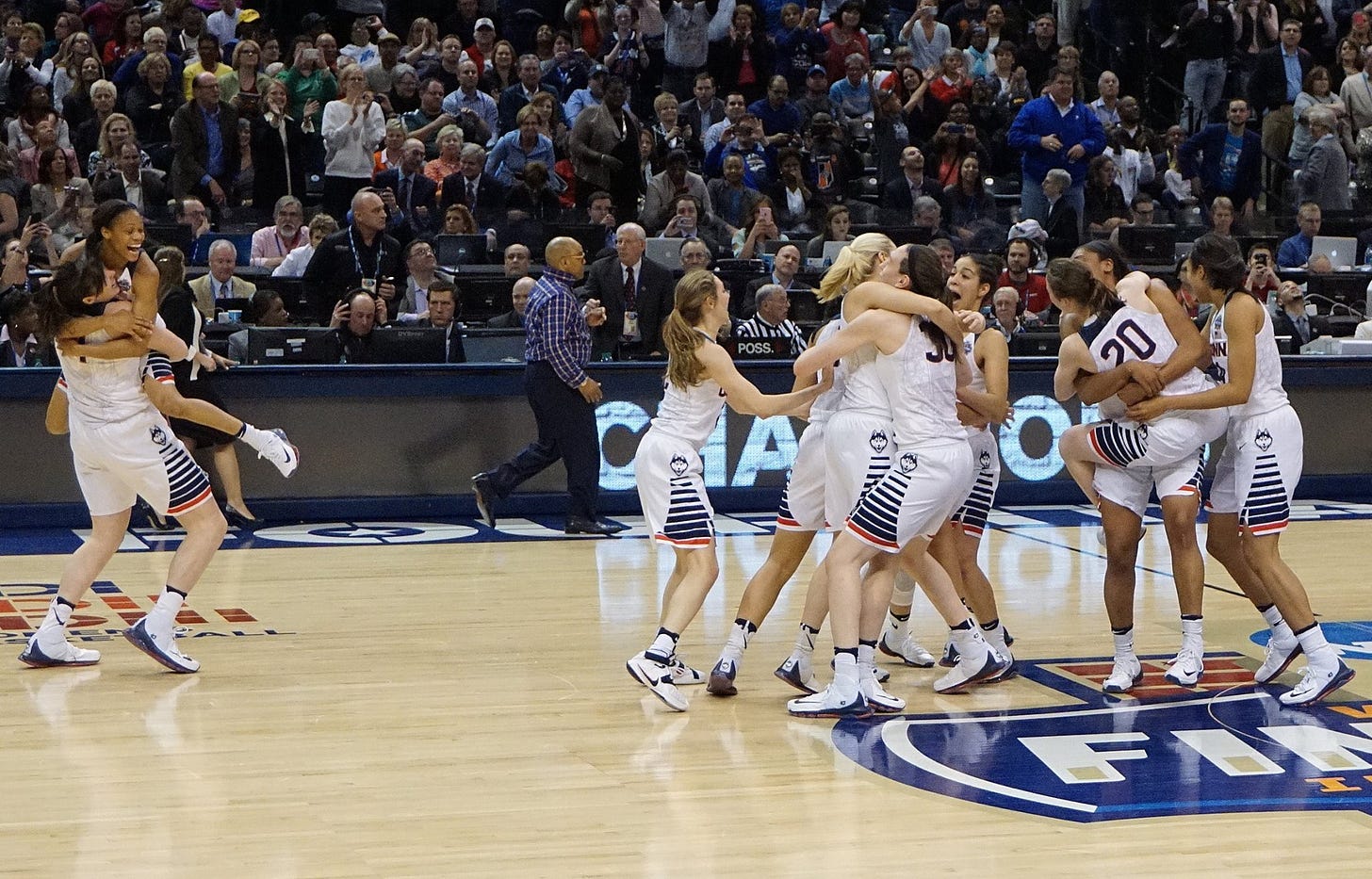 File:2016 NCAA Division I women's basketball champions.jpg - Wikimedia  Commons