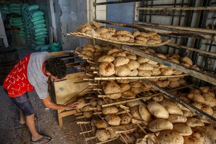 A worker arranges freshly-baked traditional&nbsp;flatbreads at a bakery in Giza, Egypt.
