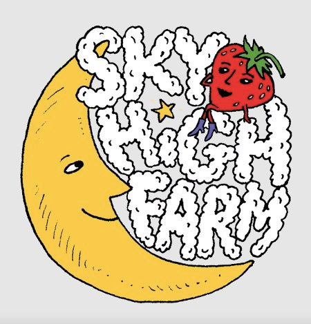 Le logo de la Sky High Farm, un croissant de lune sur lequel est assise, souriante, une fraise e mode pin-up, avec cuissardes et air coquin