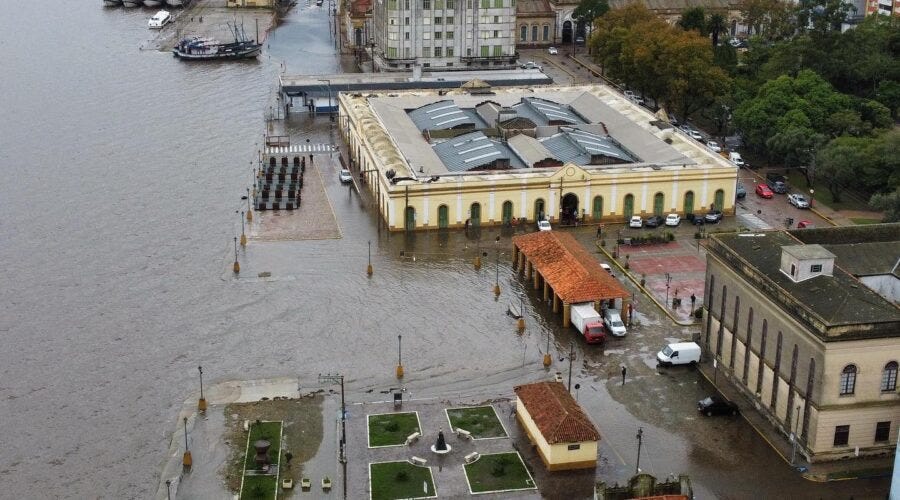 Imagem aérea da CDL, do mercado público e da biblioteca municipal da cidade de Rio Grande inundados pela água da Laguna dos Patos