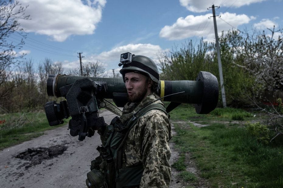 Ukrainan soldier with a Javelin ATGM.