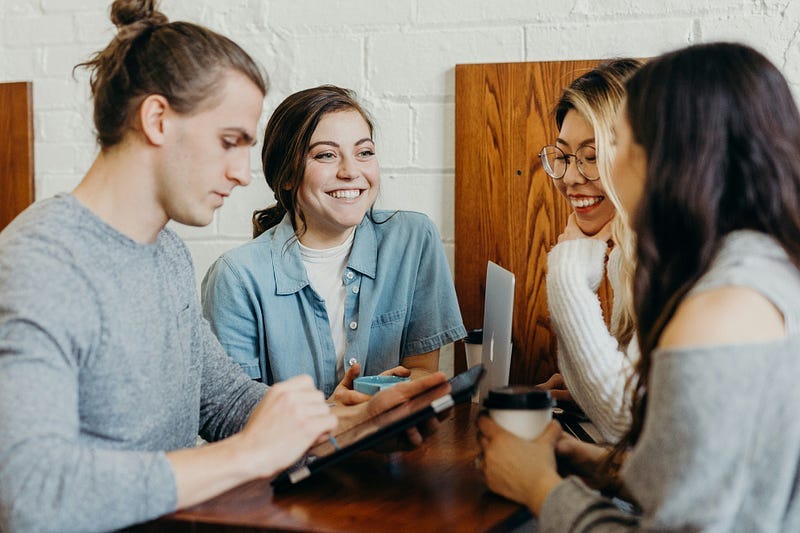 4 friends sharing online.