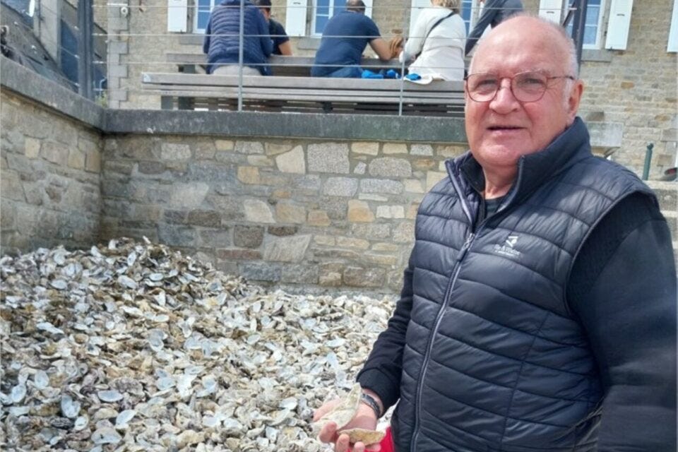 Marcel Le Moal devant un tas d'huîtres