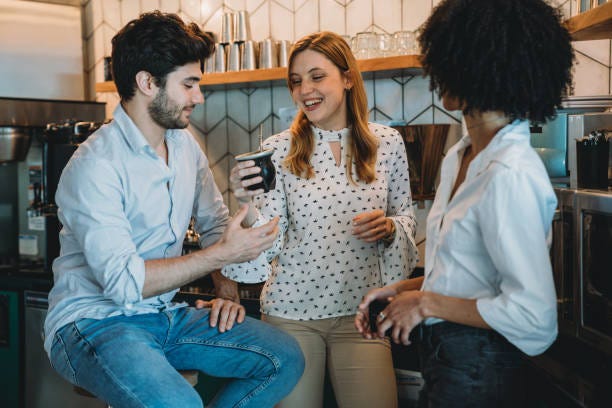 Tres Personas Tomando Un Descanso Para Tomar Un Café En La Oficina Están  Bebiendo Yerba Mate Juntos Foto de stock y más banco de imágenes de Cocina  - Estructura de edificio - iStock